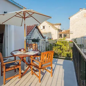 Zlatin Dvor - For 3, Terrace, Center, At 5-min, Bike Friendly Apartment Trogir