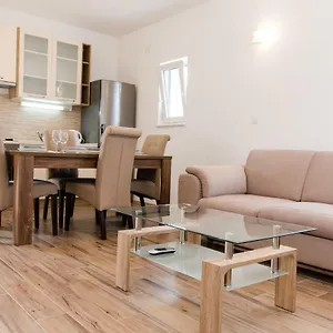 https://apartman-kuzmanic.hotels-in-trogir.com